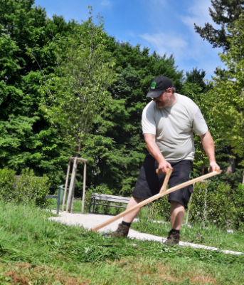 Sensenmahd im Park der Sombartstraße